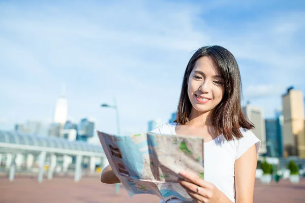 Mulher usando o mapa da cidade em Hong Kong — Fotografia de Stock