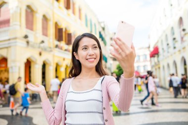 selfie tarafından cep telefonu alarak kadın  