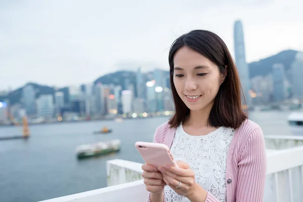 Frau schaut aufs Handy — Stockfoto