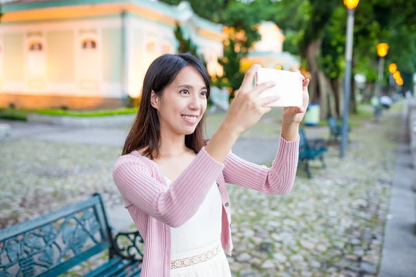 Женщина, использующая мобильный телефон, чтобы сфотографировать — стоковое фото