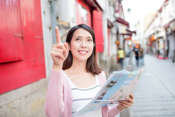 Vrouw met behulp van stadsgids in Macao — Stockfoto