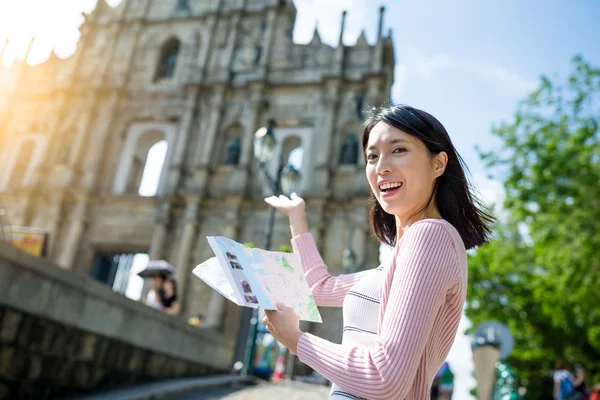 Vrouw met behulp van stadsgids in Macao — Stockfoto