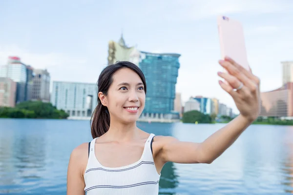 Frau macht Selfie mit Handy — Stockfoto