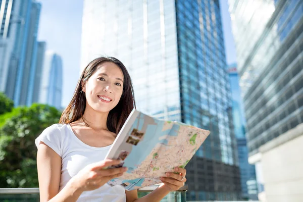 Žena pomocí mapa města v Hong Kongu — Stock fotografie