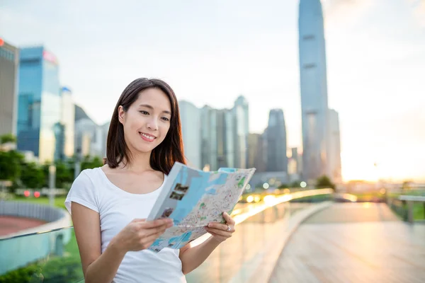 Женщина с помощью карты города в Гонконге — стоковое фото