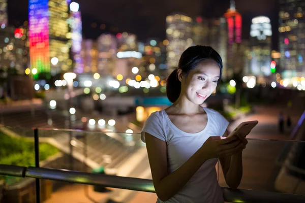 Frau schaut nachts aufs Handy — Stockfoto