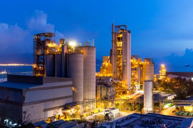 Geceleri endüstriyel çimento fabrikası