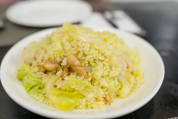 Arroz frito em prato — Fotografia de Stock