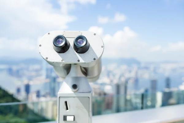 Toeristische verrekijker met achtergrond van Hong Kong — Stockfoto