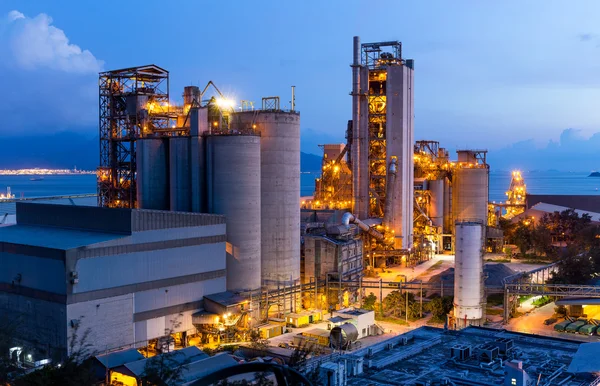 Fábrica de cemento industrial por la noche — Foto de Stock