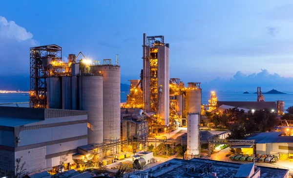 Usine de ciment industriel la nuit — Photo