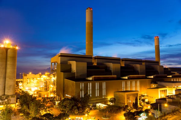 Industrielle Zementfabrik in der Nacht — Stockfoto