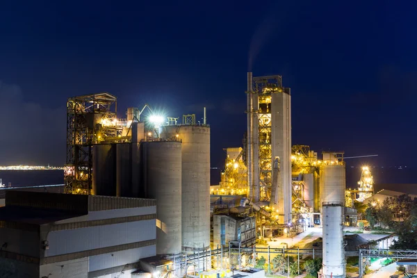 Промышленный цементный завод ночью — стоковое фото