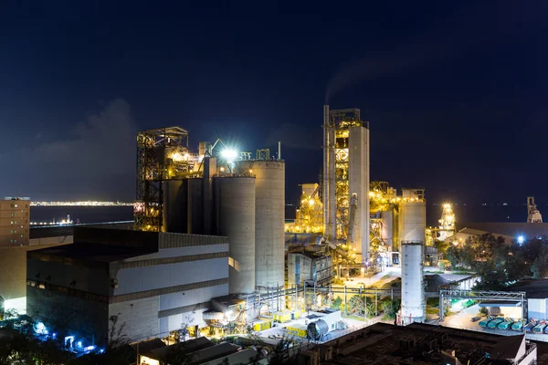 Fabbrica di cemento industriale di notte — Foto Stock
