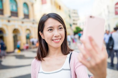 Selfie almak için cep telefonu kullanan kadın