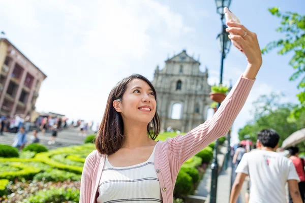 Vrouw die selfie in Macau stad — Stockfoto