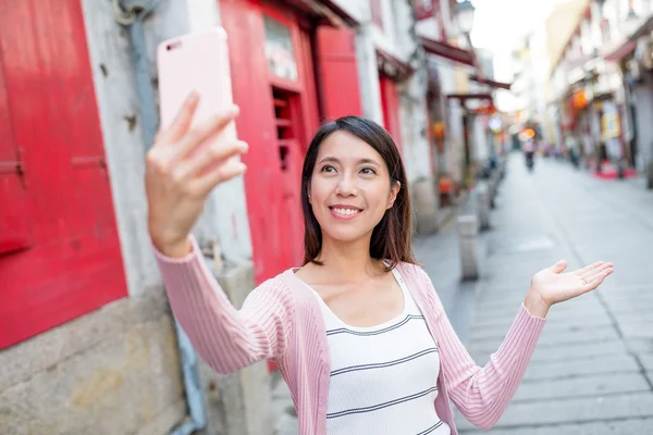 Femme utilisant un téléphone portable pour prendre selfie — Photo