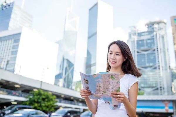 Frau benutzt Stadtplan — Stockfoto