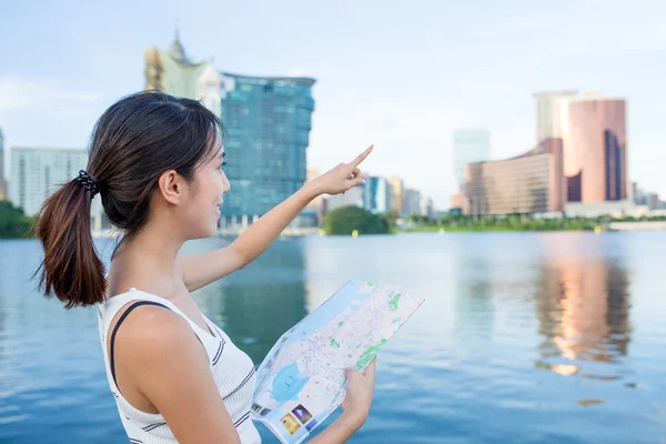 Mulher usando o mapa da cidade de Macau — Fotografia de Stock