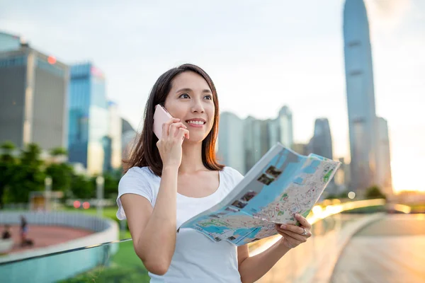 Žena s mobil pomocí mapa města — Stock fotografie