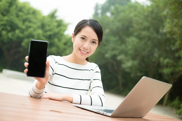 Kvinne som viser et tomt vindu av mobiltelefon – stockfoto