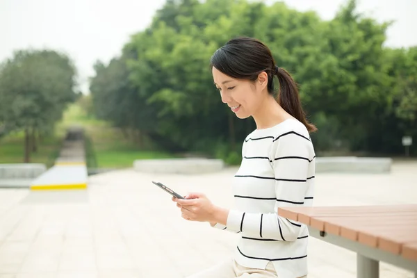 看着手机的年轻女子 — 图库照片