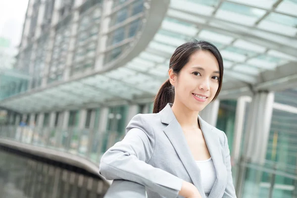 Young asian businesswoman in business suit — Stock Photo, Image