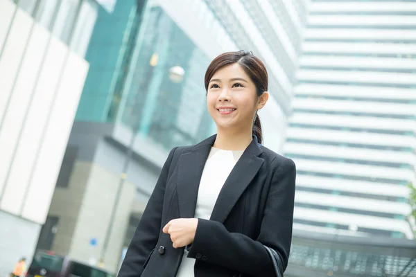 Jeune femme d'affaires asiatique en costume d'affaires — Photo