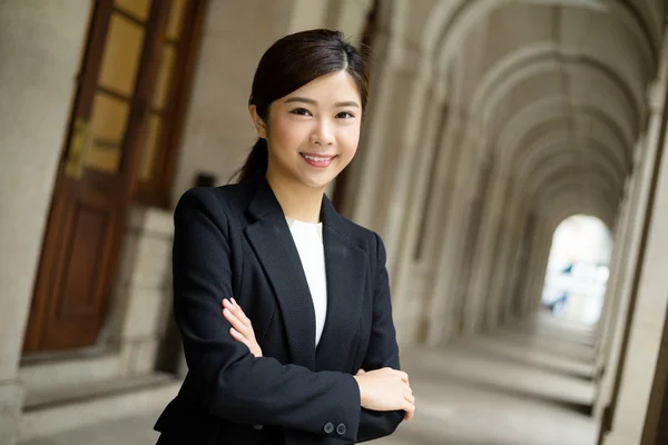 Junge asiatische Geschäftsfrau in Business-Anzug — Stockfoto