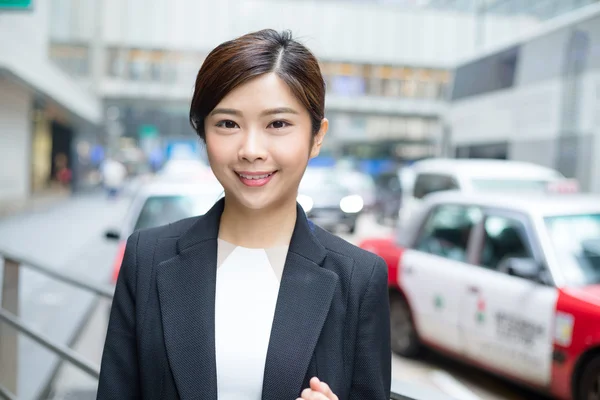 Junge asiatische Geschäftsfrau in Business-Anzug — Stockfoto