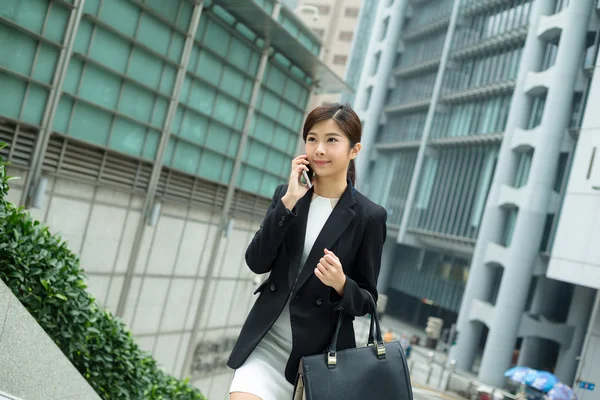 Jeune femme d'affaires asiatique en costume d'affaires — Photo