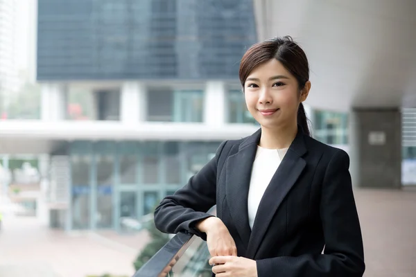 Giovane donna d'affari asiatica in abito da lavoro — Foto Stock