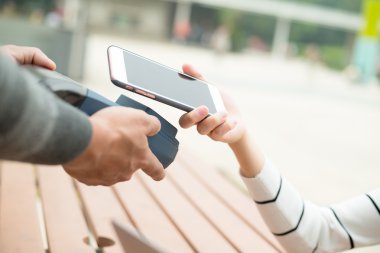 Fatura ödeme için cep telefonu kullanan kadın