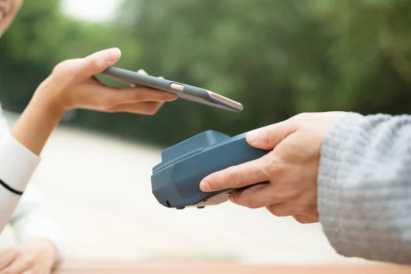 Kvinna med hjälp av mobiltelefon för att betala räkningen — Stockfoto