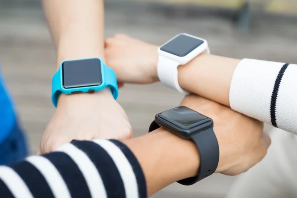 Atleet vergelijken tijd op slimme horloge met vrienden — Stockfoto