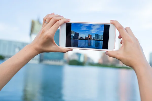 Frau macht Handy-Foto in Macao-Stadt — Stockfoto