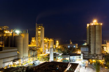 Geceleri büyük fabrikada Üretim binalar