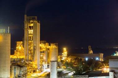 Geceleri büyük fabrikada Üretim binalar