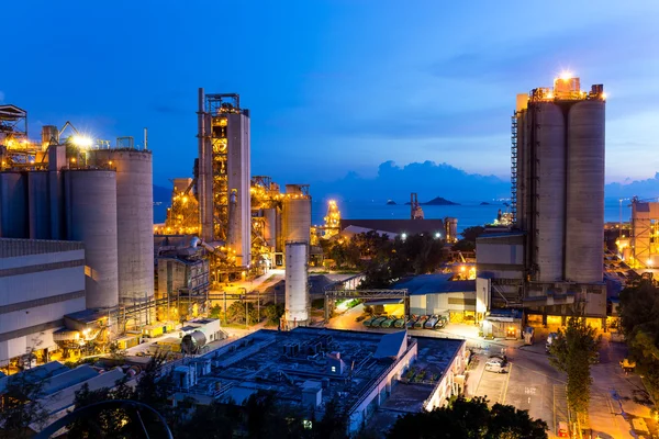 Industriële gebouwen in grote fabriek 's nachts — Stockfoto