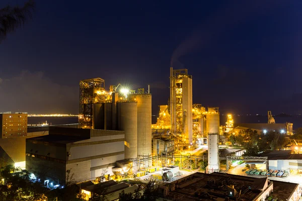 Průmyslové budovy ve velké továrně v noci — Stock fotografie