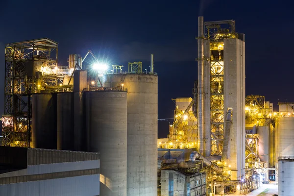 Edifici industriali in una grande fabbrica di notte — Foto Stock