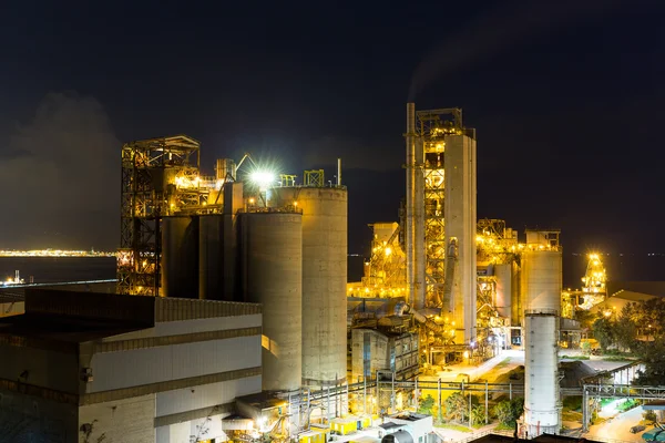 Промислові будівлі на великому заводі вночі — стокове фото