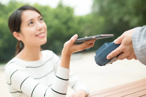 Frau bezahlt am Terminal per Handy — Stockfoto