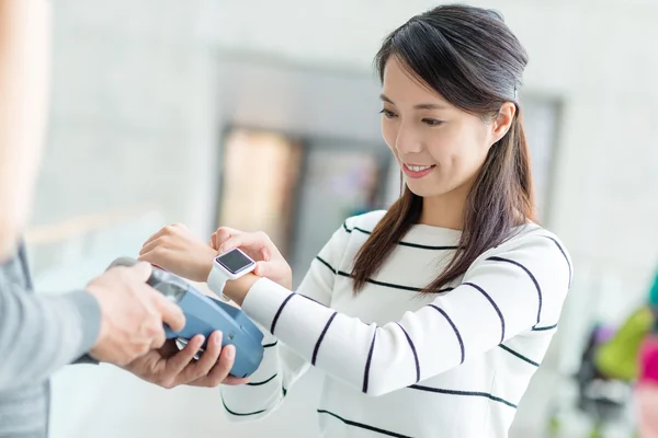 Femme utilisant montre intelligente pour payer sur le terminal — Photo