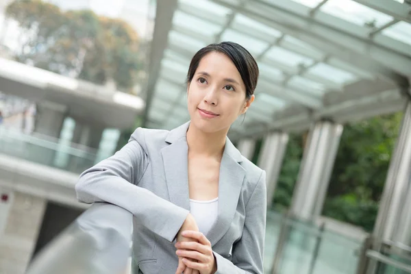 Joven asiática mujer de negocios traje — Foto de Stock