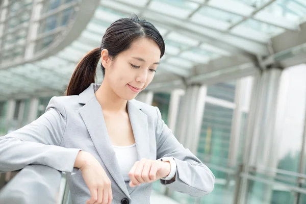 Giovane donna d'affari asiatica in abito da lavoro — Foto Stock