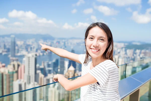 Pointint žena na místo v Hong Kongu — Stock fotografie