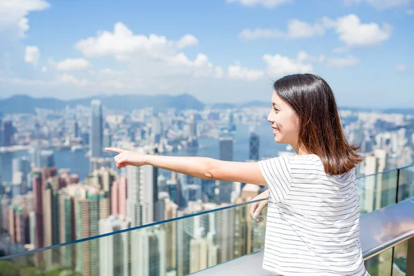 Woman pointint to the location in Hong Kong — Stock Photo, Image