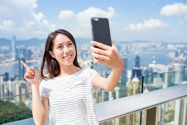 Mobiltelefon segítségével, hogy a selfie asszony — Stock Fotó