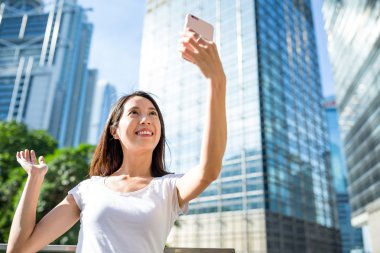 selfie tarafından cep telefonu alarak kadın 